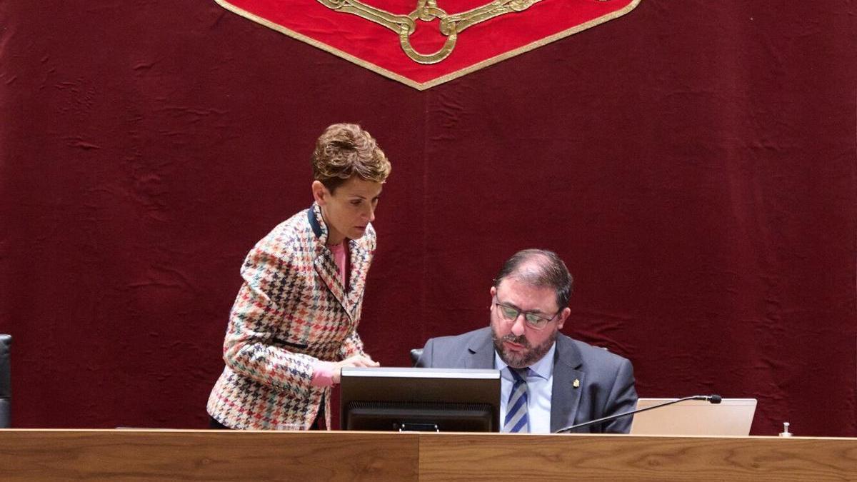 La presidenta, María Chivite, y el presidente del Parlamento, Unai Hualde, en un pleno.