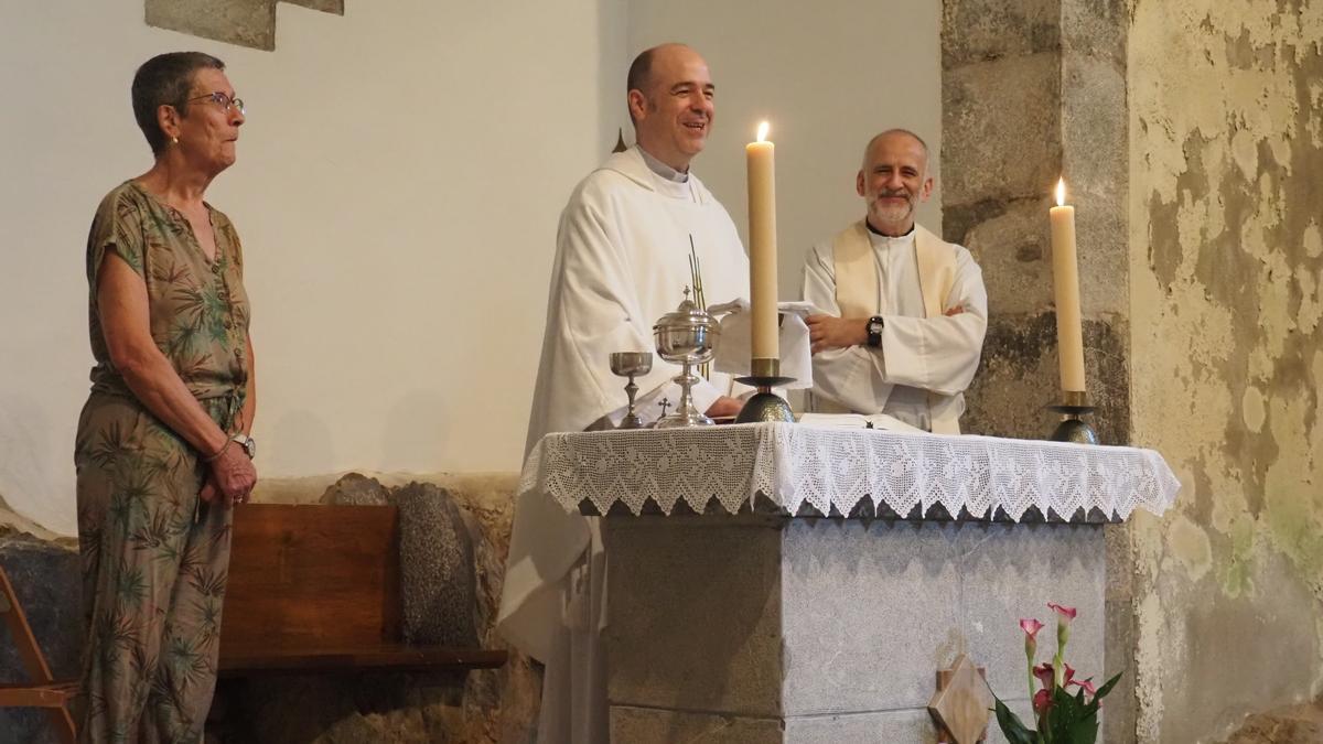 El vicario general MIkel Aranguren ha dirigido el oficio en la ermita, acompañado por Txomin Zabaleta.