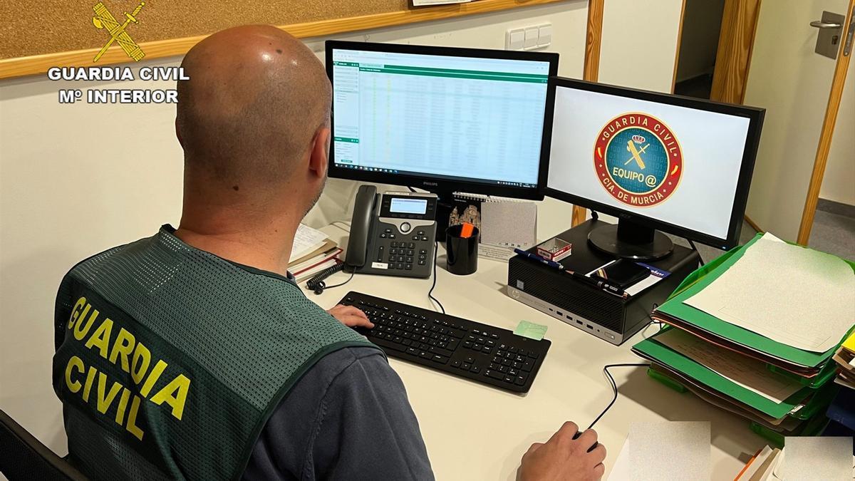 Un agente de la Guardia Civil trabaja con un ordenador.