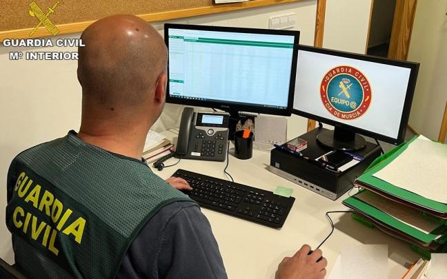 Un agente de la Guardia Civil trabaja con un ordenador. / GC Un agente de la Guardia Civil trabaja con un ordenador.