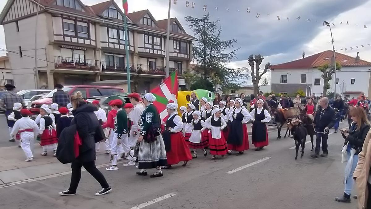 La kalejira festiva hará una parada en el carrejo de Bolos a Katxete antes de llegar a las campas