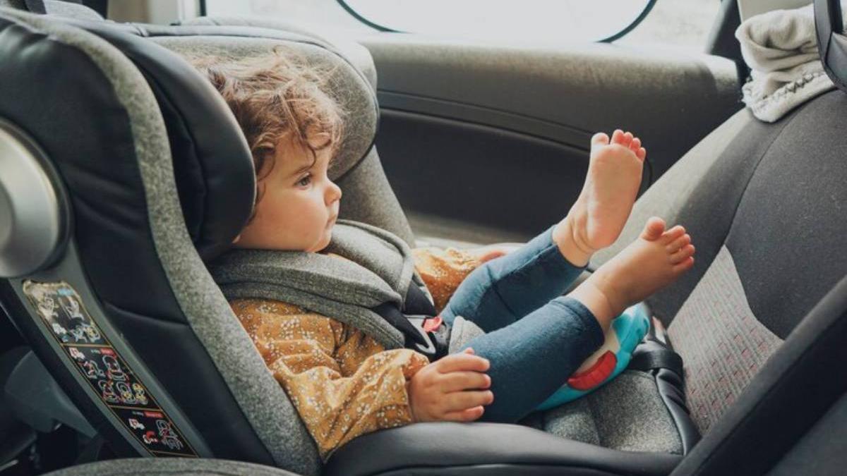 Bebé viaja en coche en su silla infantil.