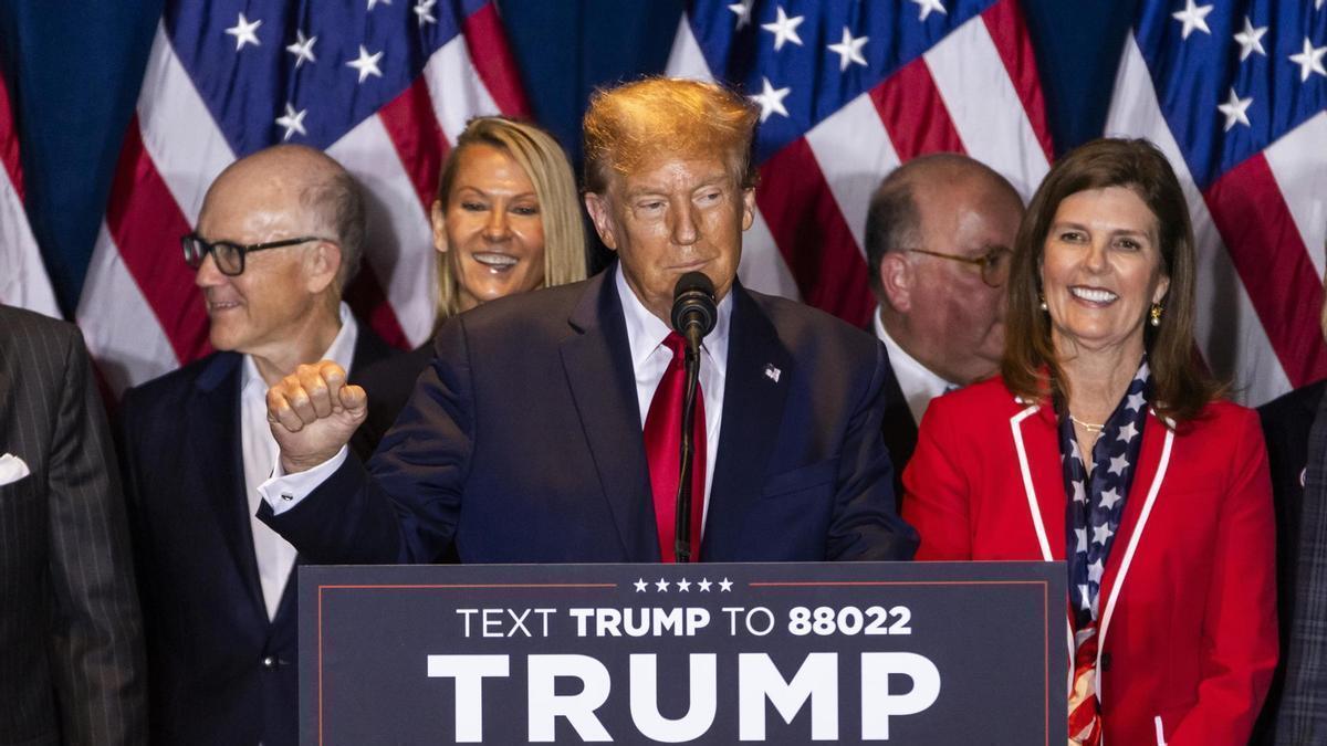 Trump interviene ante los medios tras vencer a Nikki Haley en las primarias de Carolina del Sur.