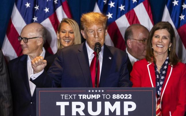 Trump interviene ante los medios tras vencer a Nikki Haley en las primarias de Carolina del Sur.