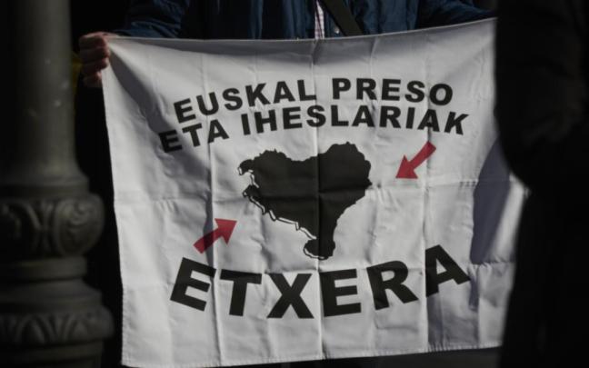 Un hombre con una pancarta en una movilización en apoyo a los presos de ETA