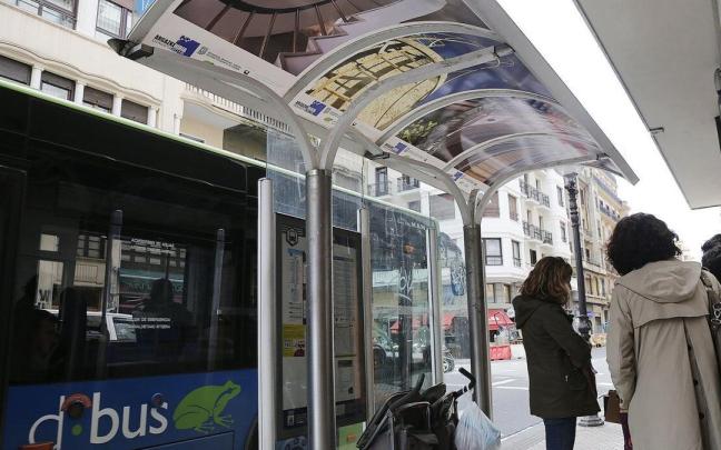 Marquesina de Dbus ubicada en la Gran Vía / GORKA ESTRADA Marquesina de Dbus ubicada en la Gran Vía / GORKA ESTRADA