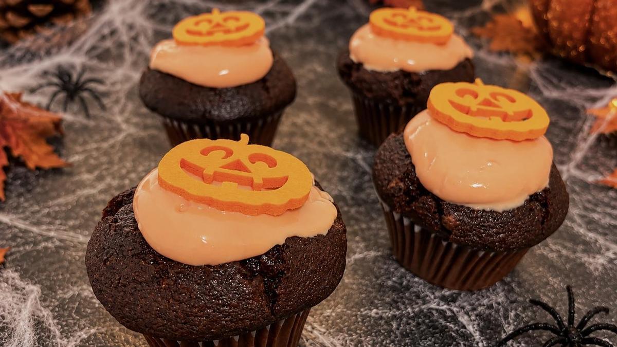 Cupcakes de calabaza y chocolate para celebrar Halloween con repostería casera.