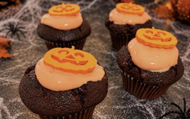 Cupcakes de calabaza y chocolate para celebrar Halloween con repostería casera.