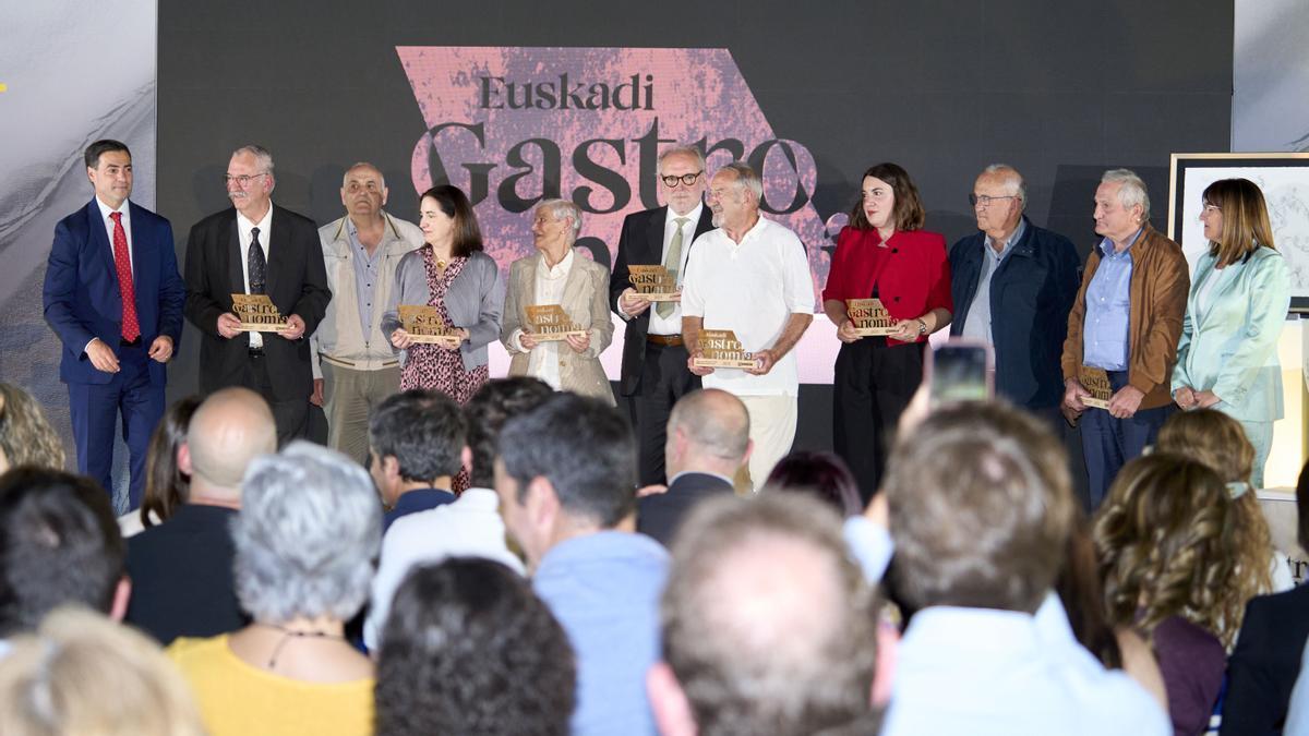 En un acto en Vitoria-Gasteiz, el Gobierno Vasco ha reconocido así a figuras como Juan Mari Arzak -que no ha podido acudir, representado por su hija y cocinera, Elena-, Pedro Subijana o Karlos Arguiñano.