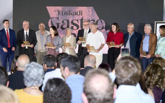 En un acto en Vitoria-Gasteiz, el Gobierno Vasco ha reconocido así a figuras como Juan Mari Arzak -que no ha podido acudir, representado por su hija y cocinera, Elena-, Pedro Subijana o Karlos Arguiñano.