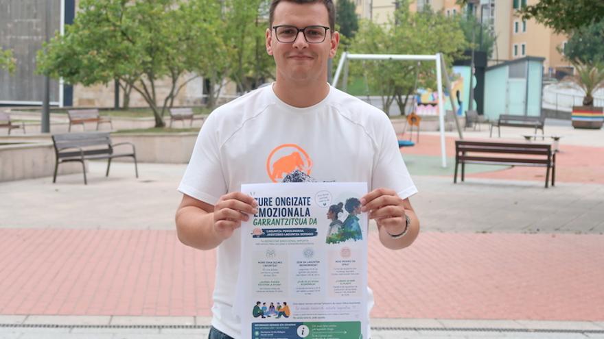 El concejal de Juventud, Iñaki Mendiluze, con el cartel del programa.