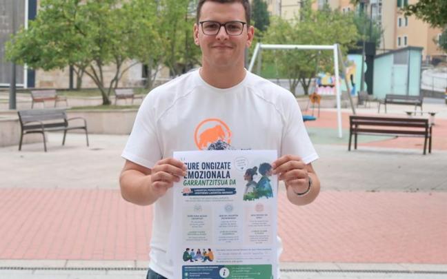 El concejal de Juventud, Iñaki Mendiluze, con el cartel del programa.