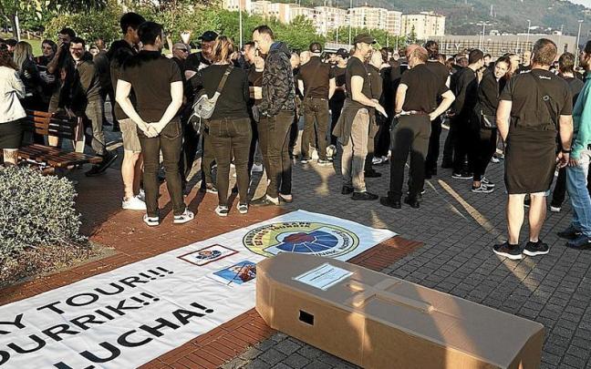 Protesta del movimiento asindical de la Ertzaintza el pasado 3 de junio en el BEC, donde vistieron de luto y portaron ataúdes. | FOTO: E. P.