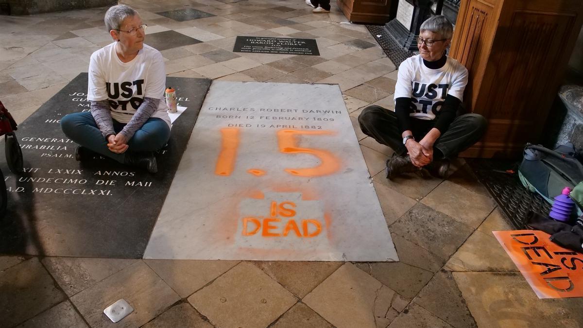 Las activistas Diane Blight y Alyson Lee, de Just Stop Oil, junto a la tumba de Charles Darwin en Londres.