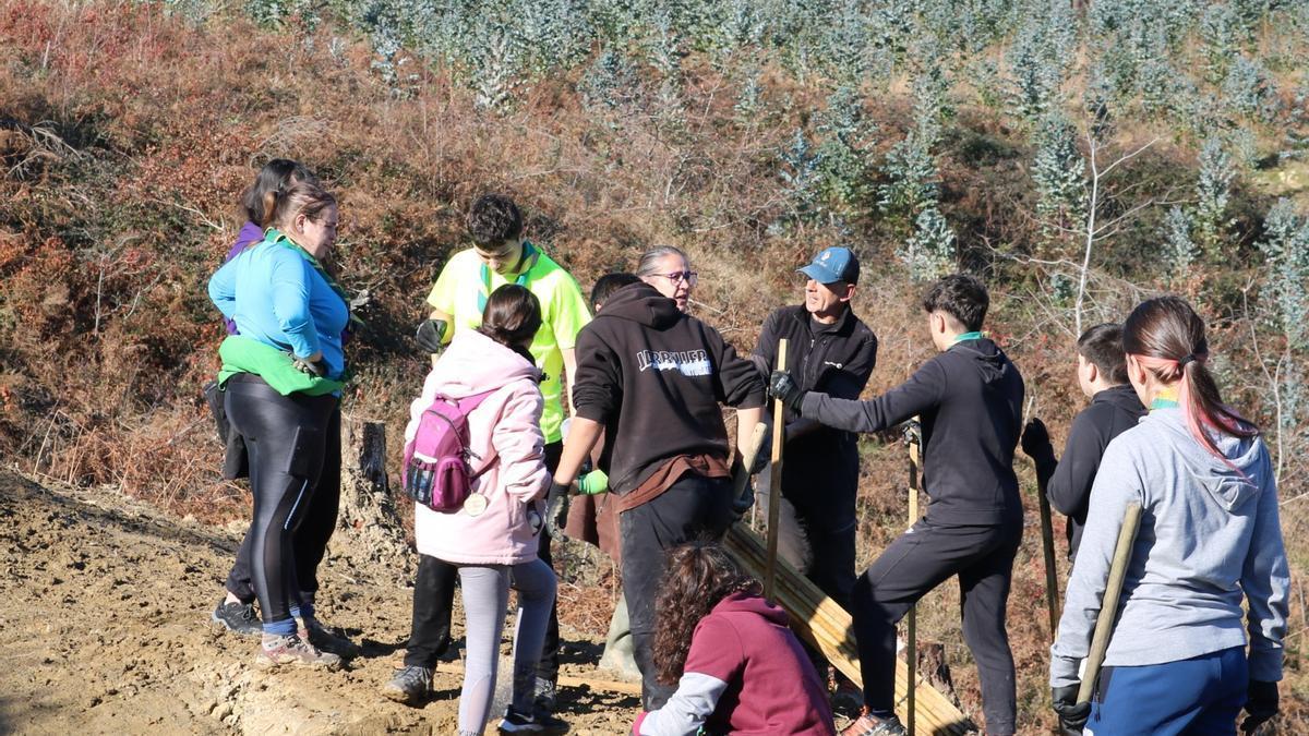 El grupo de jóvenes voluntarios plantará en Arrankudiaga-Zollo especies autóctonas