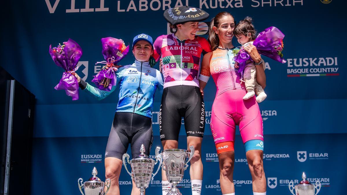 Maite Urteaga, Usoa Ostolaza y Sandra Alonso posan en el Podio.