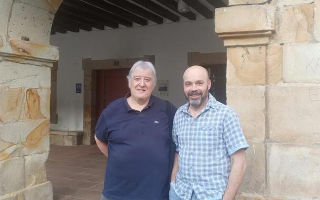 Ibon Altzelai, concejal de EH Bildu, y Alberto Bezunartea, edil de Legazpiko Berdeak Independientes