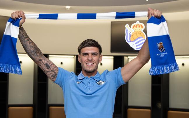 Javi Lopez posa con la bufanda de la Real en el vestuario de Anoeta. / REAL SOCIEDAD