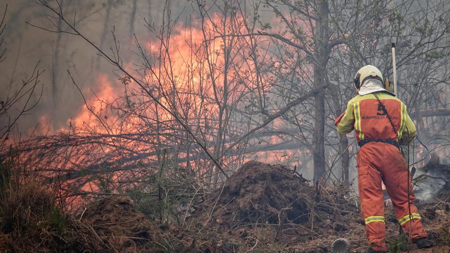 Un bombero participa en las labores de extinción