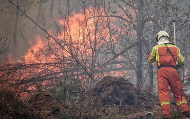 Un bombero participa en las labores de extinción