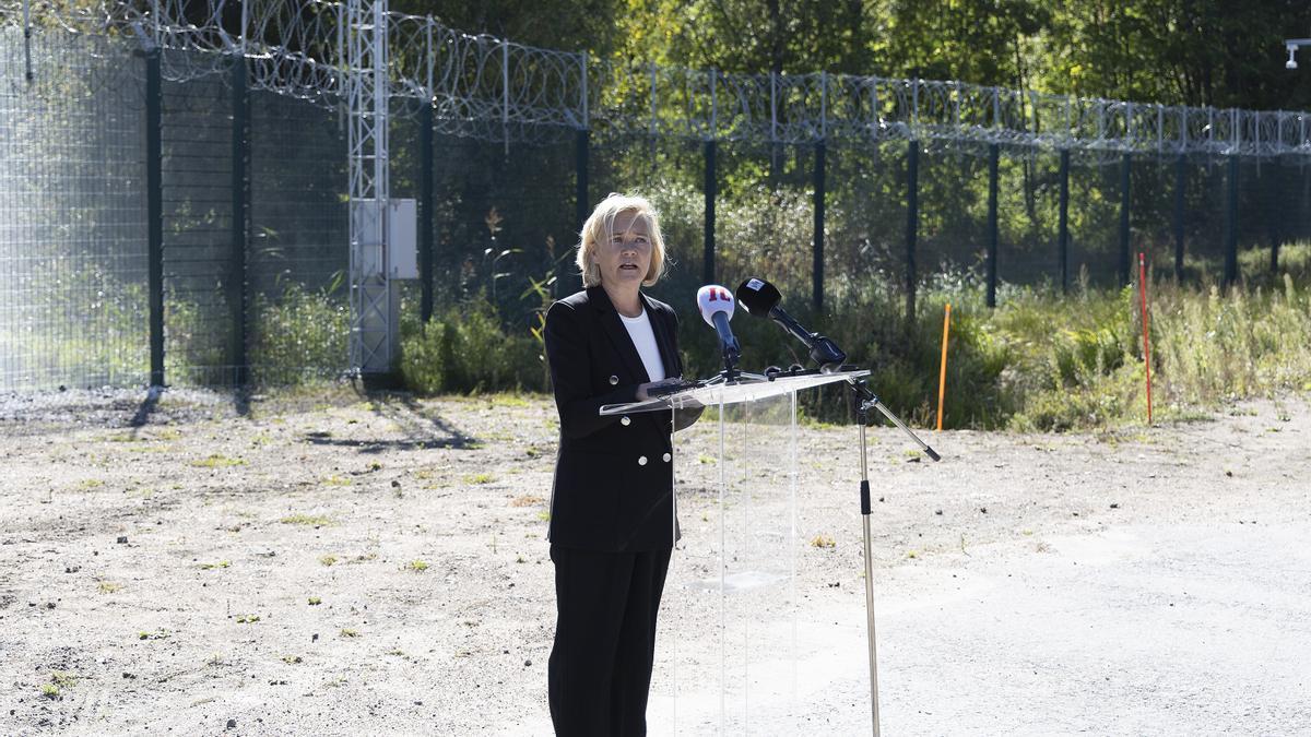 La ministra del Interior finlandesa, Mari Rantanen, junto a la valla.