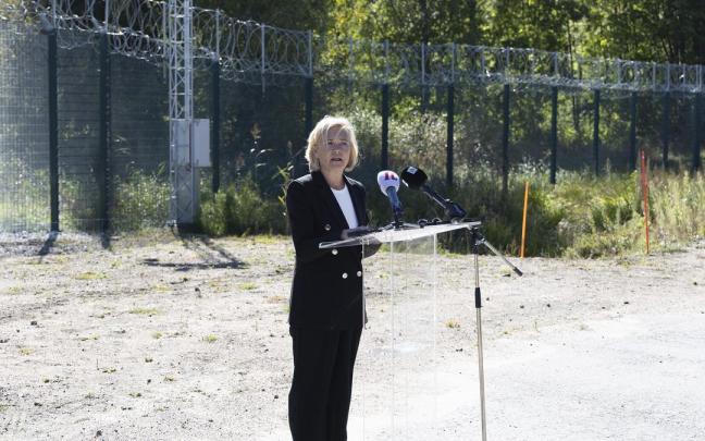 La ministra del Interior finlandesa, Mari Rantanen, junto a la valla.