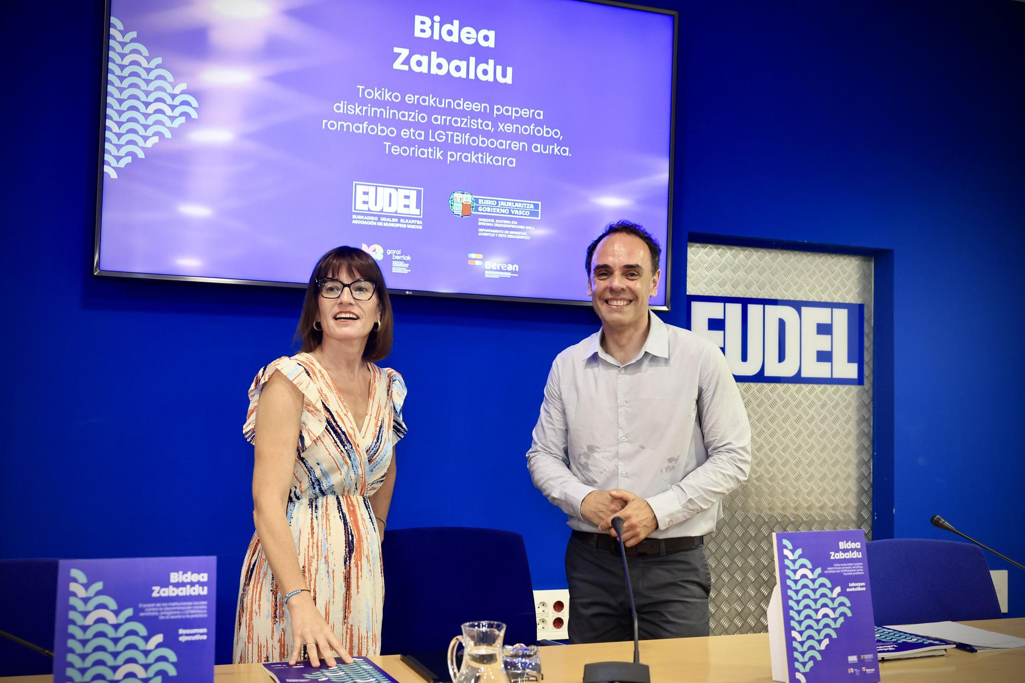 El director de Diversidad, Convivencia y Solidaridad Intergeneracional del Gobierno Vasco, Txema Ezkerra, y la presidenta de EUDEL, Esther Apraiz..