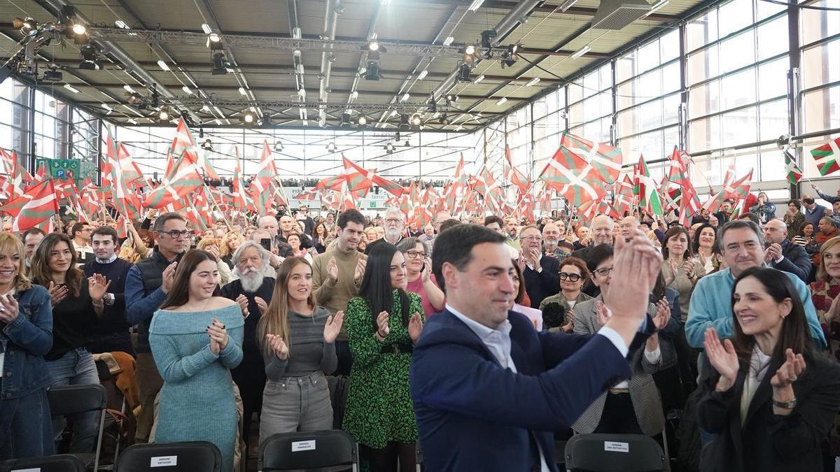 Imanol Pradales, en primer plano, en el acto en Landako en el que fue presentado como candidato a lehendakari en 2024.