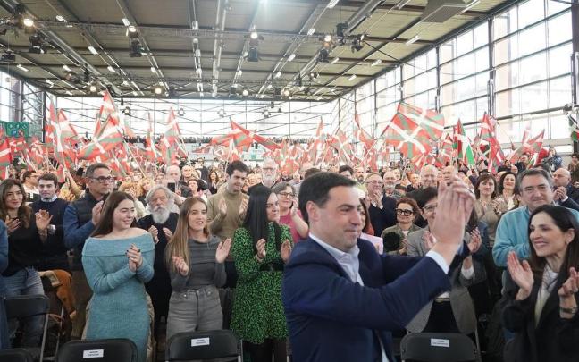 Imanol Pradales, en primer plano, en el acto en Landako en el que fue presentado como candidato a lehendakari en 2024.