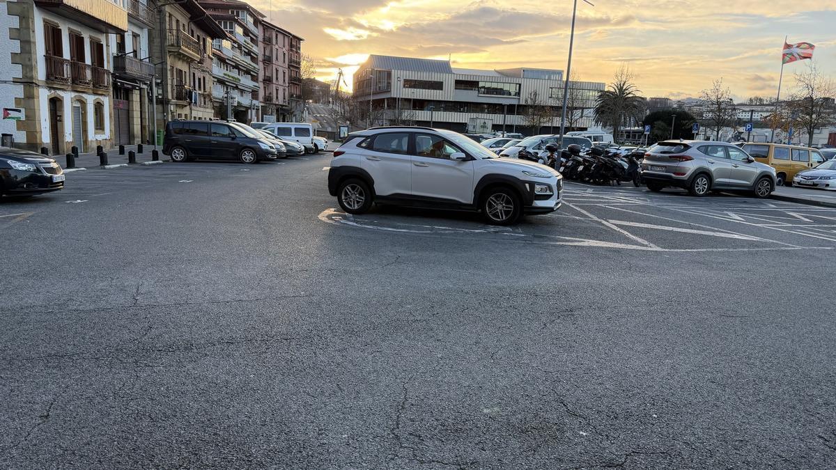 Aparcamiento de Plaza Bizkaia, reservado a residentes.