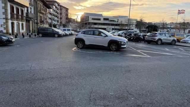 Aparcamiento de Plaza Bizkaia, reservado a residentes.