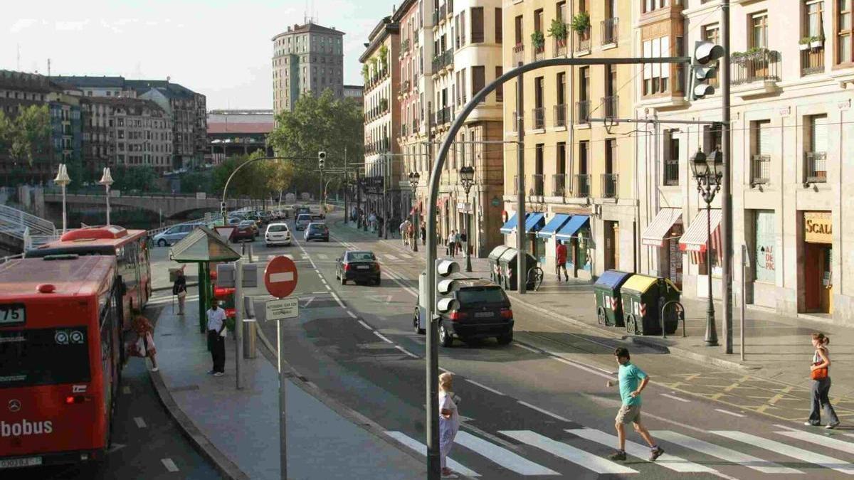 Semáforo y paso de peatones en la la calle Ribera de Bilbao.