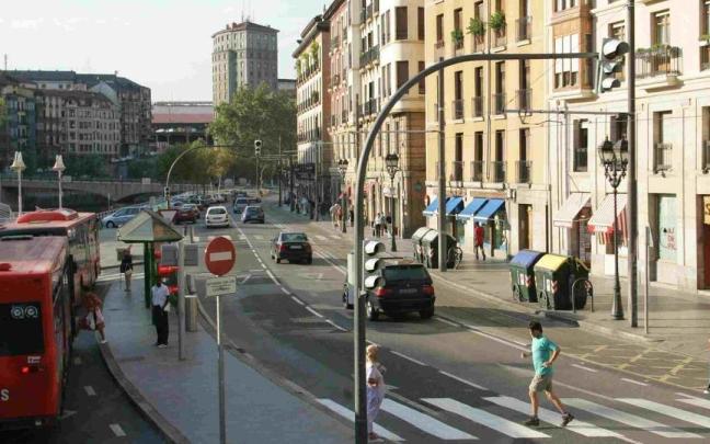 Semáforo y paso de peatones en la la calle Ribera de Bilbao. / Zigor Alkorta Semáforo y paso de peatones en la la calle Ribera de Bilbao.