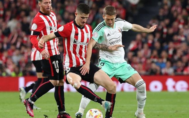 Sancet pugna por el balón con Brasanac en la vuelta de la semifinal de la Copa.