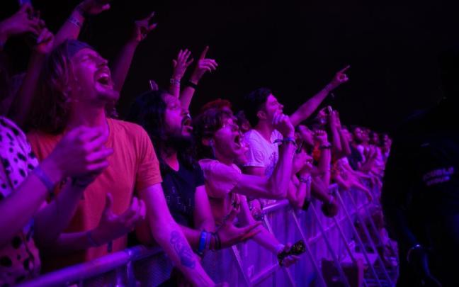 Varias personas disfrutan de un festival de música.