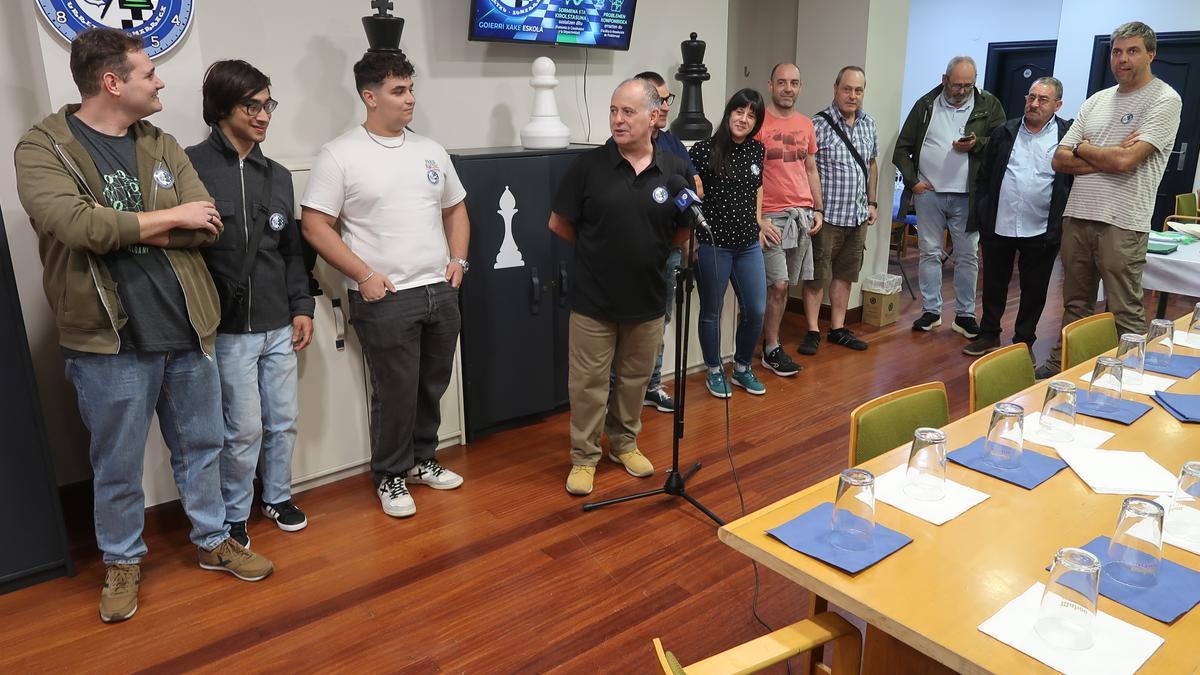 Inaugurazioan parte hartu zuten lagunetako batzuk.