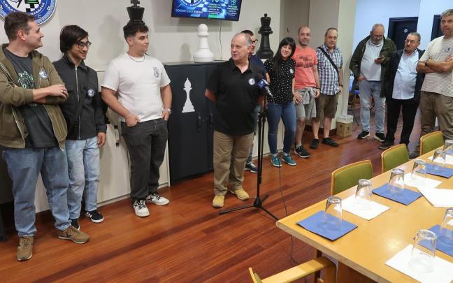 Inaugurazioan parte hartu zuten lagunetako batzuk.