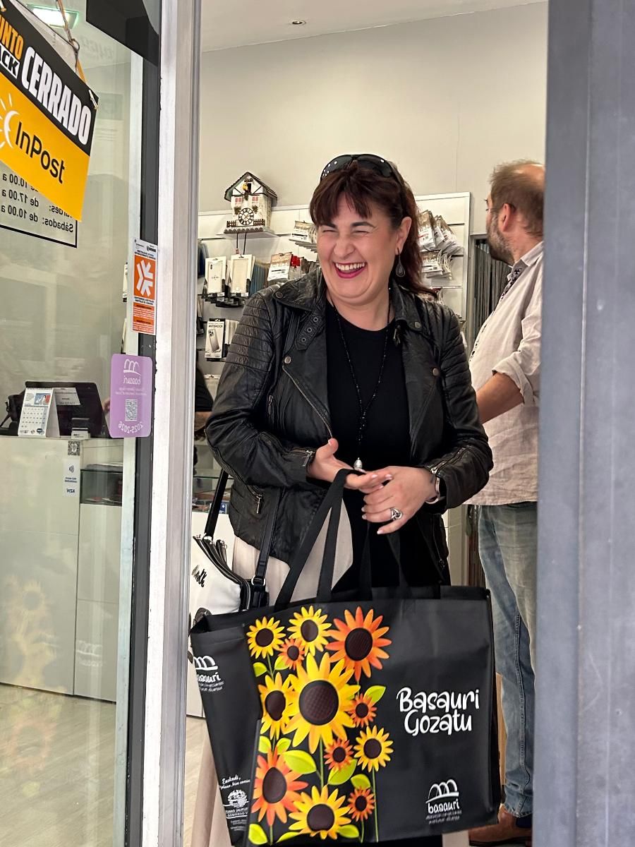 La ganadora del premio repartió las compras en numerosos comercios de Basauri