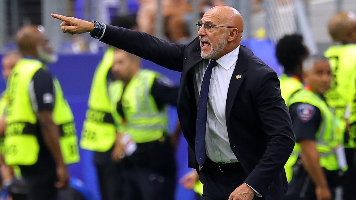 Luis de la Fuente da indicaciones durante la semifinal contra Francia.