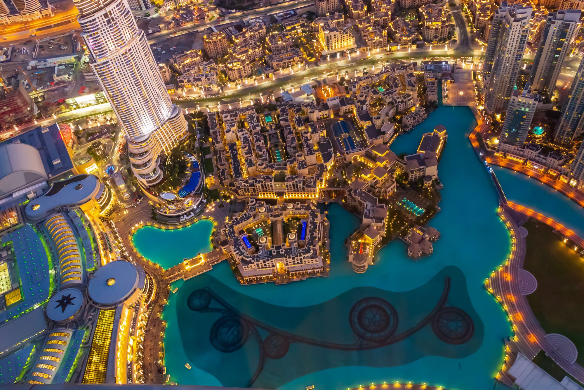 Vista nocturna de Dubái desde el Burj Khalifa.