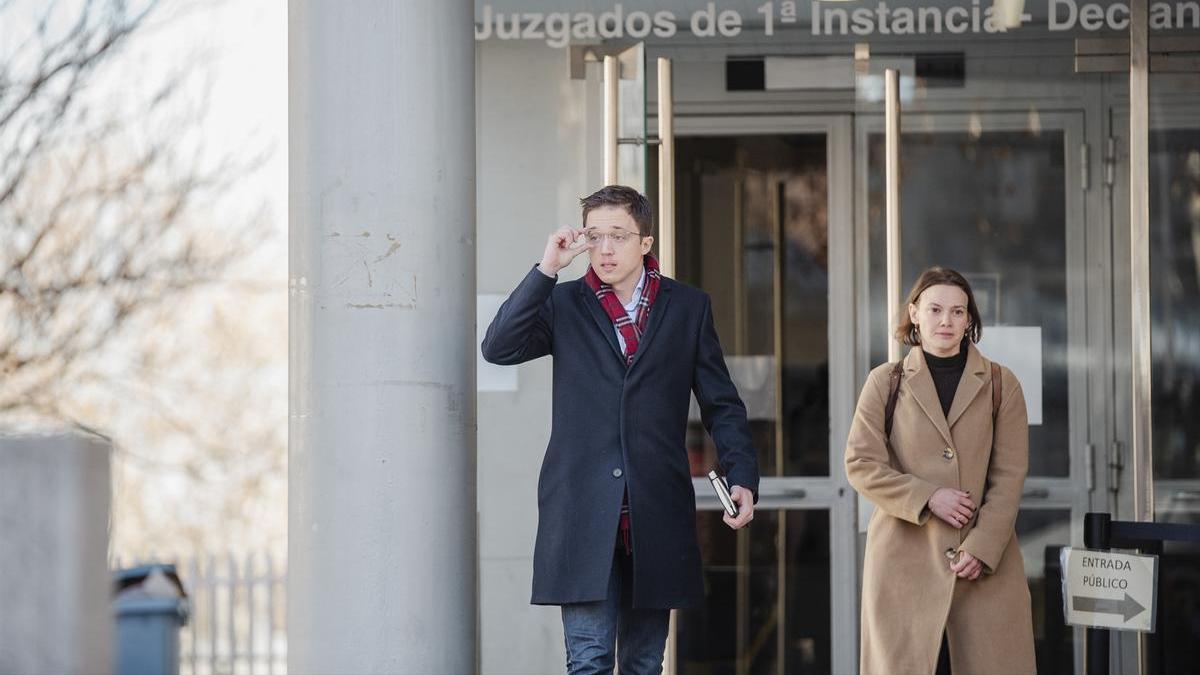 El exdiputado Íñigo Errejón a la salida del juzgado junto a su abogada.