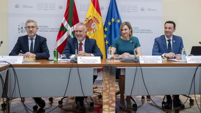 Ángel Víctor Torres, Maria Ubarretxena y Mikel Torres, durante la comparecencia.