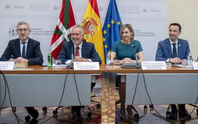 Ángel Víctor Torres, Maria Ubarretxena y Mikel Torres, durante la comparecencia.