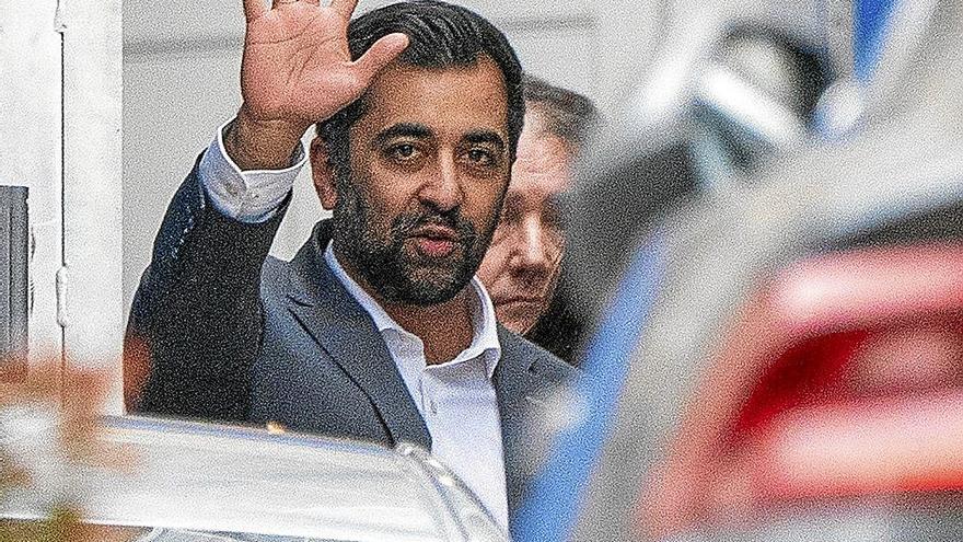 El todavía ministro principal de Escocia, Humza Yousaf, saluda tras salvar la moción de censura. | FOTO: E. P.