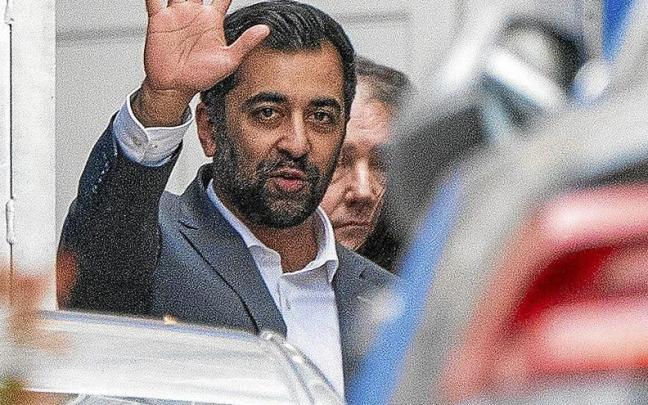 El todavía ministro principal de Escocia, Humza Yousaf, saluda tras salvar la moción de censura. | FOTO: E. P. El todavía ministro principal de Escocia, Humza Yousaf, saluda tras salvar la moción de censura. | FOTO: E. P.
