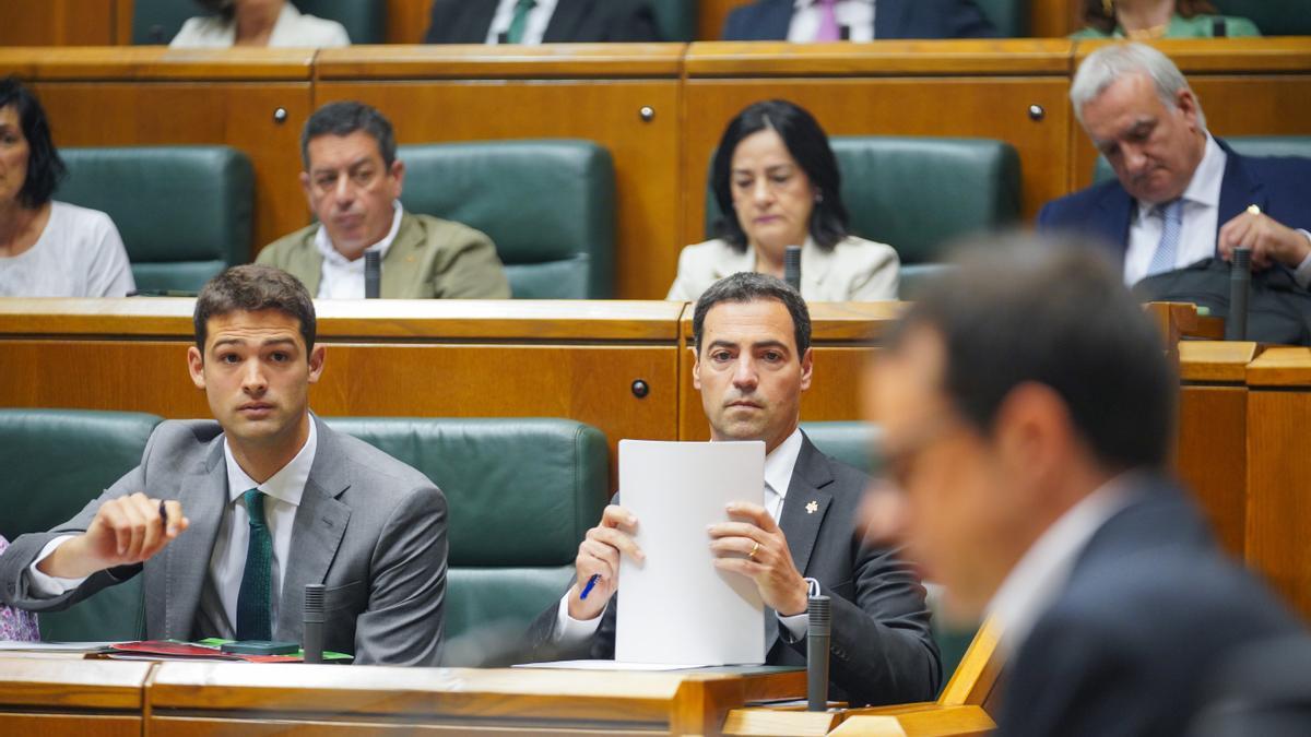 El lehendakari y el parlamentario jeltzale Joseba Díez Antxustegi atienden la intervención de Pello Otxandiano (EH Bildu) en el Parlamento