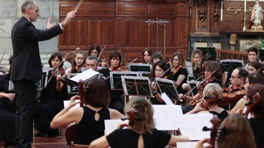 El director Enrike Txurruka dirigiendo un concierto de la Orquesta Sinfónica.