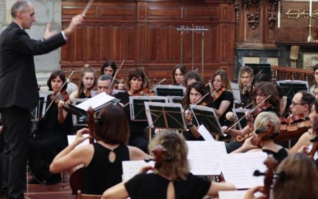 El director Enrike Txurruka dirigiendo un concierto de la Orquesta Sinfónica.