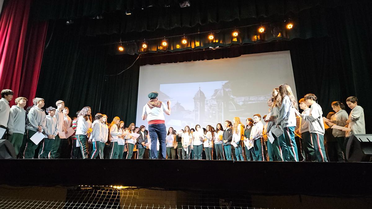 Alumnos del colegio Euskal Echea cantan una canción durante una celebración.