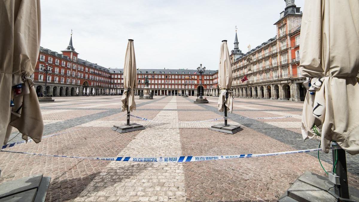 Terraza cerrada en un local de la Plaza Mayor de Madrid durante el confinamiento.